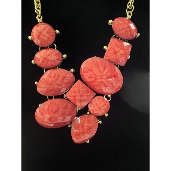 Statement Necklace Chunky Coral Color Stones Gold Tone Adjustable Chain NWT - Picture 2 of 5